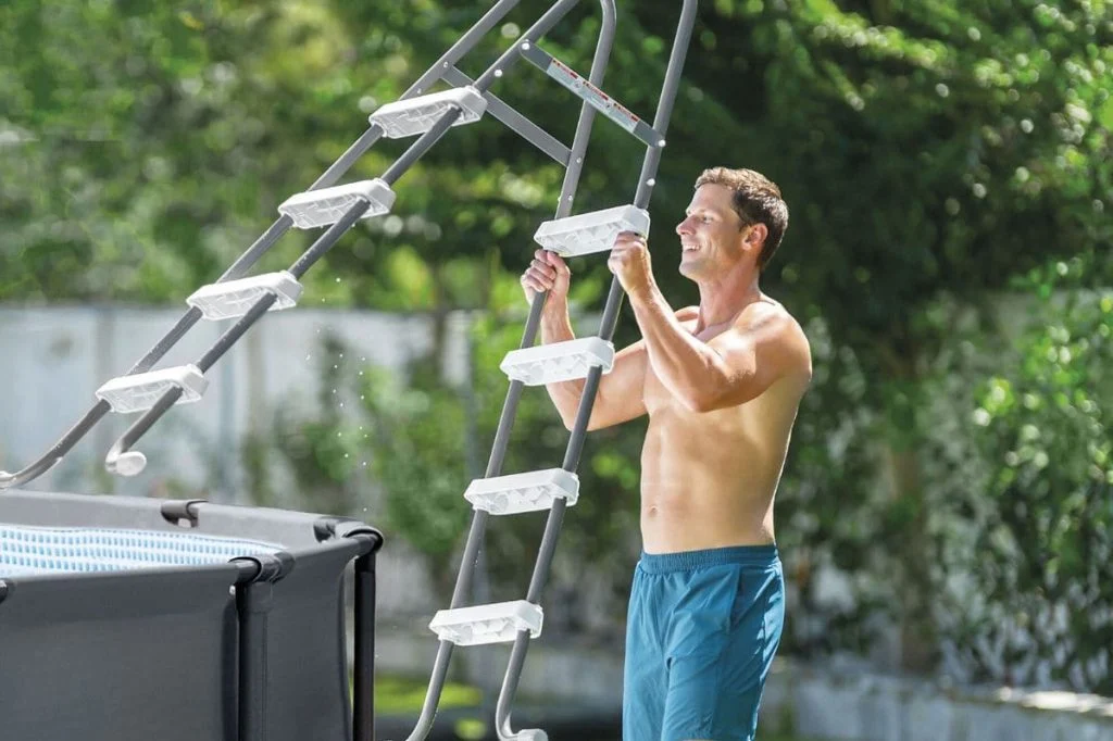 Hombre instalando escaleras para piscina desmontable