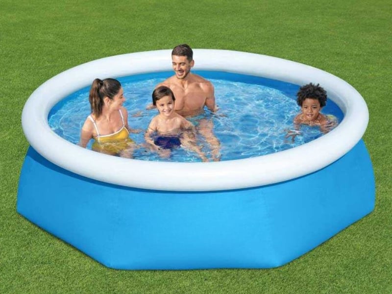 Piscina hinchable sobre suelo