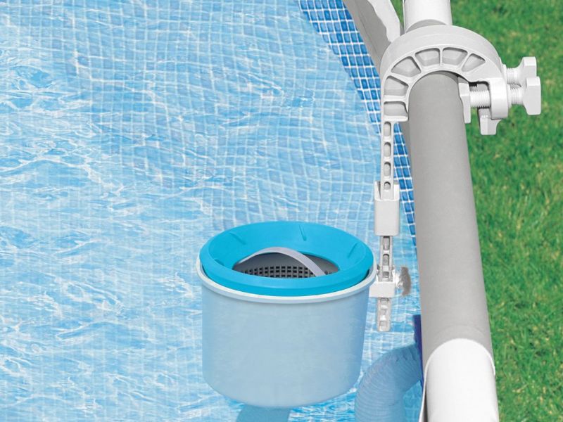 skimmer-posicionado-en-la-borda-piscina-exterior